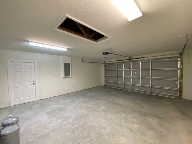 Building Photo - Custom Home - Desirable SE Ocala Neighborhood 3/2/2 **Won't Last**