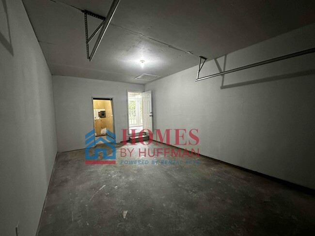 Building Photo - Three Bedroom House | Garage | Large Yard