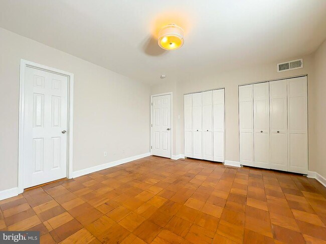 Building Photo - 6 Monroe St