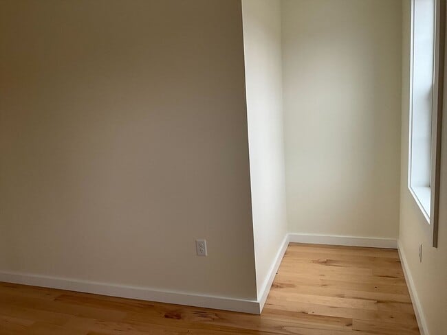 Building Photo - 90 Elm St