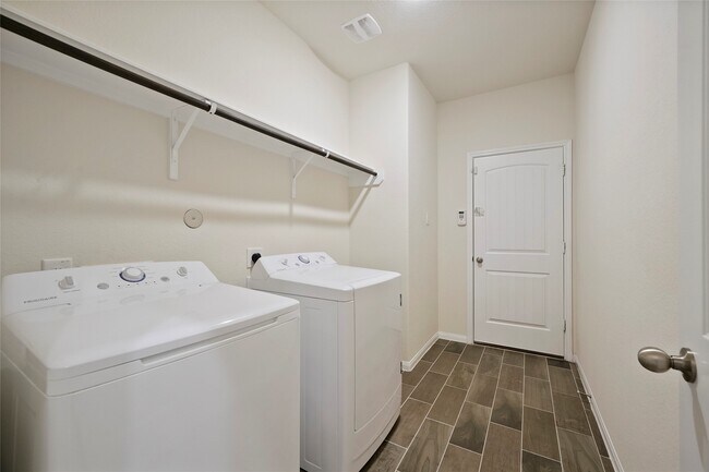 Building Photo - 1403 Holly Chase Dr