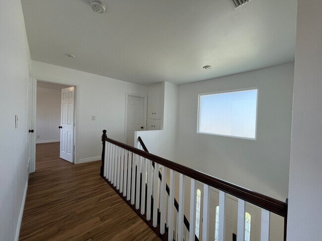 Building Photo - Freshly prepped 5BR in Simi w/downstairs b...