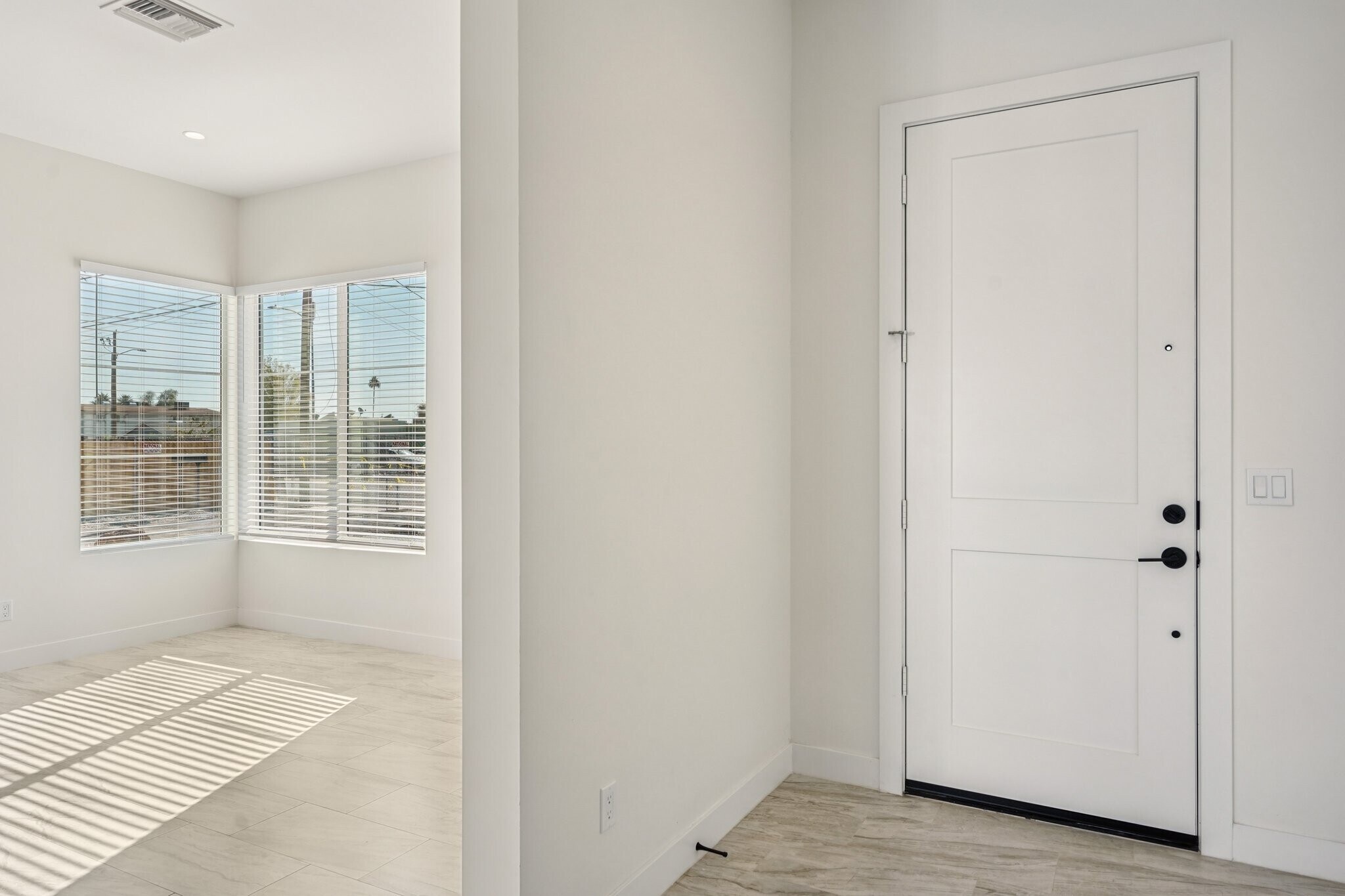 Building Photo - 910 E Roma Ave