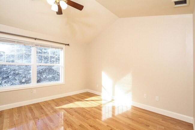 Building Photo - 1104 River View Ln