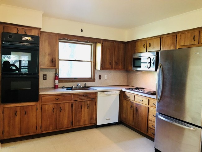 Building Photo - 108 Green Grove Rd