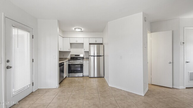 Building Photo - 4114 Holiday Dr