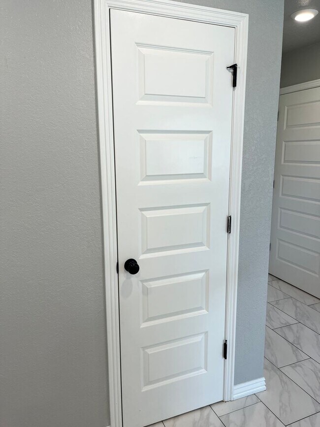 Building Photo - COX-NORTHRIDGE DRIVE TOWNHOMES