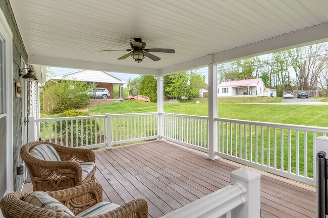 Building Photo - Spacious Ranch Close to Campus