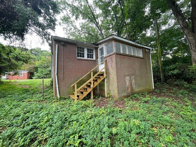 Building Photo - Renovated 2 bedroom 1 bathroom house with office/bonus room!
