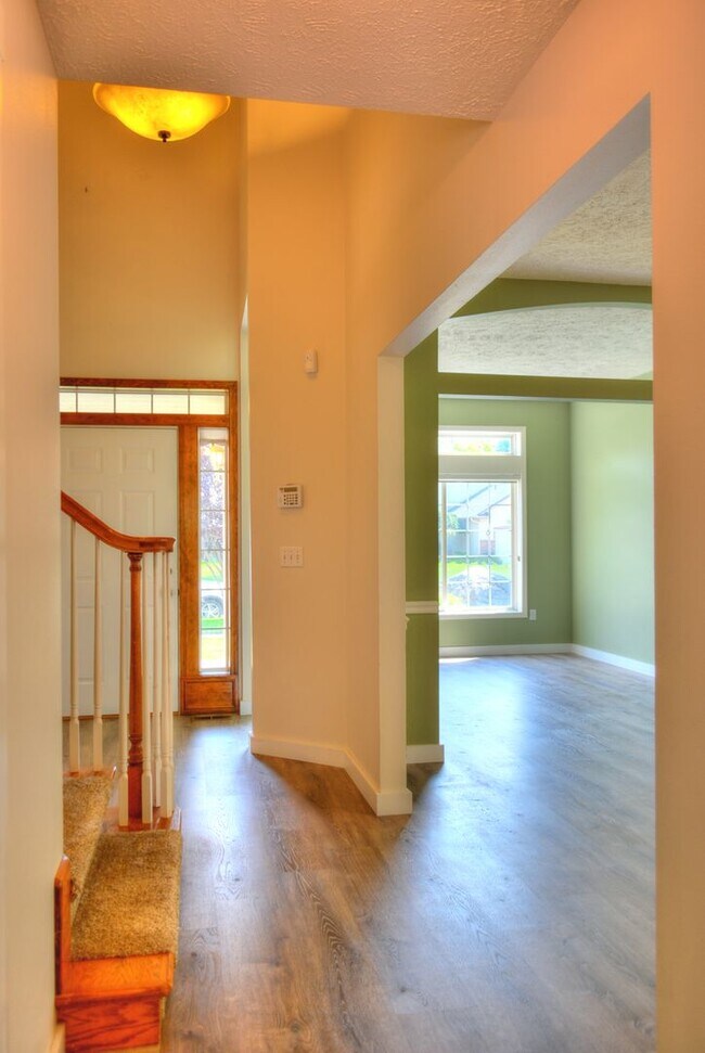 Building Photo - Huge South Hill Beauty