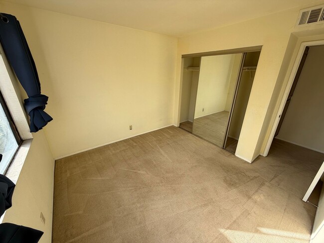 Building Photo - Prime Location End-Unit 3BR 2.5BA Townhome for Rent