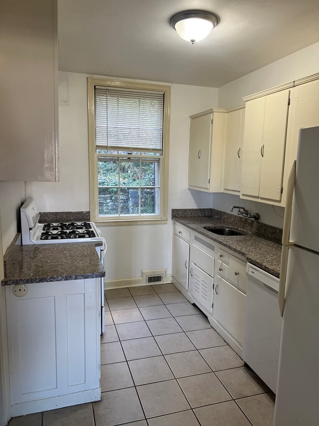 Building Photo - 146 High Rd