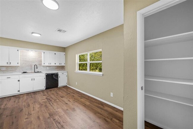 Building Photo - 703 SE Sullivan Dr