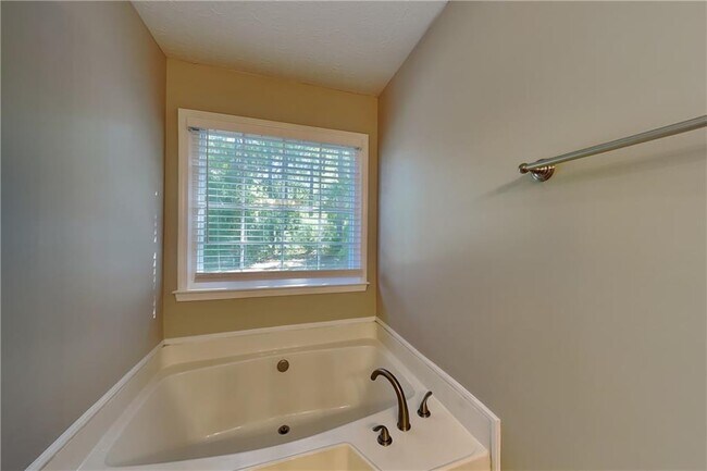 Building Photo - 122 Sherwood Forest Dr