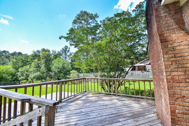 Building Photo - 3 Bedroom 2 Bathroom Home- Pets Considered