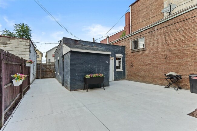 Building Photo - 273 S Washington St