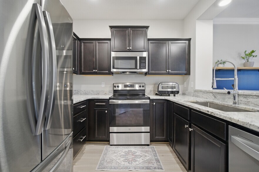 Building Photo - 606 Kathy Ann Way W