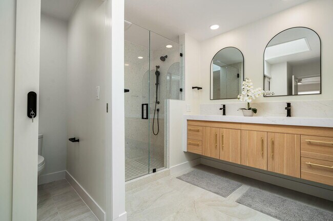 Building Photo - 179 Gran Via