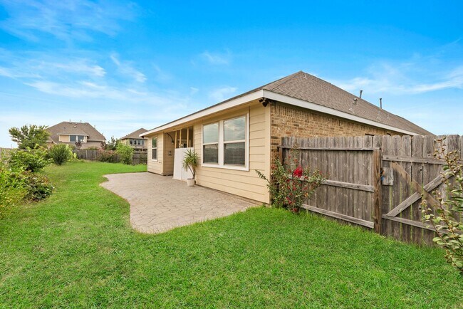 Building Photo - Spacious Home on Oversized Lot in Fort Ben...