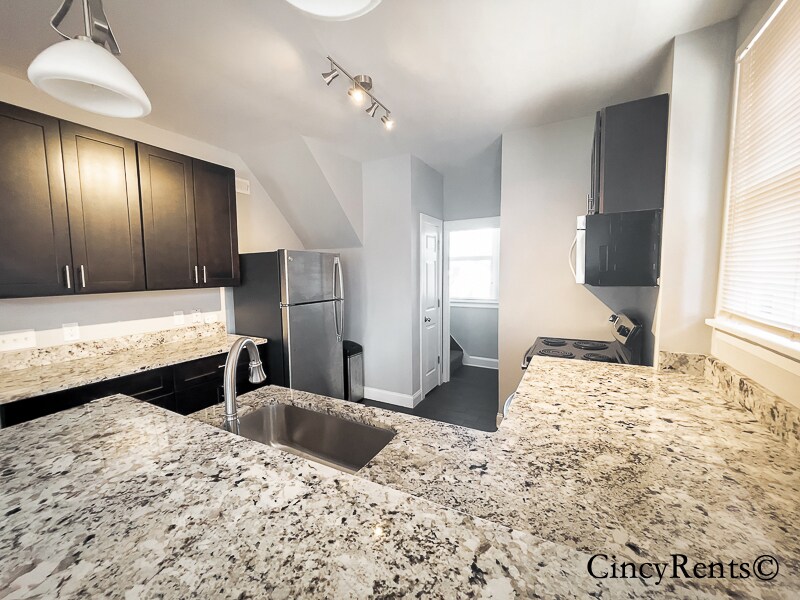 Building Photo - 2642 Madison Rd