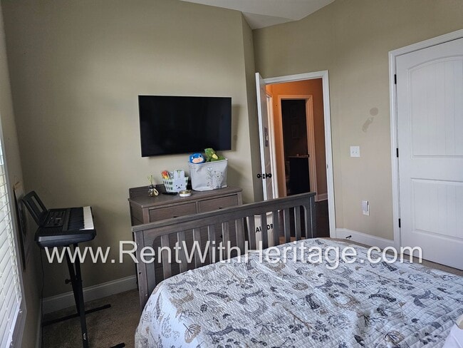 Building Photo - Gorgeous 3 bd / 2 bath / Attention to Deta...