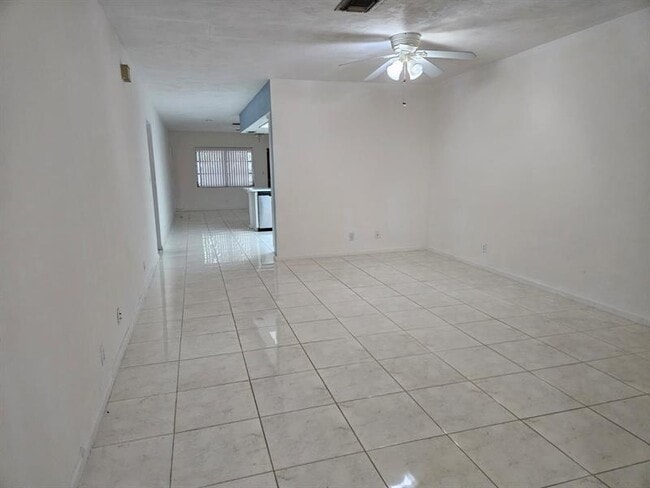 Building Photo - 7904 NW 70th Ct