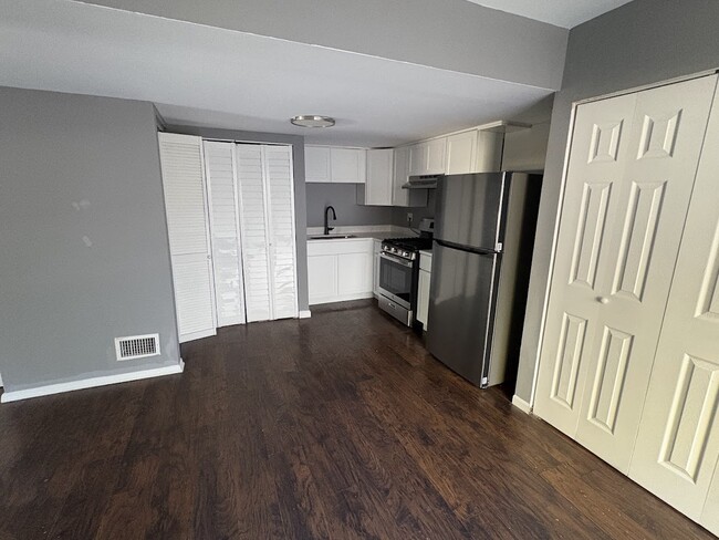 Building Photo - 4W S Fernwood Dr