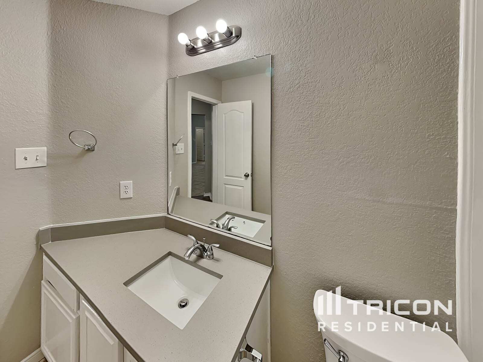 Building Photo - 736 Deloach Dr