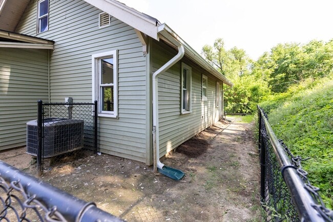 Building Photo - 203 E Vassar St