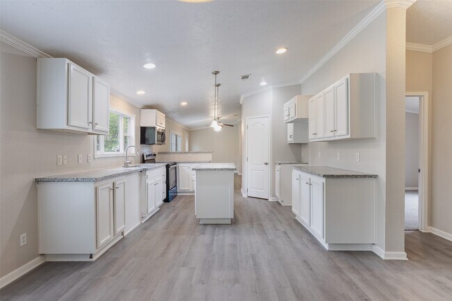 Building Photo - 1520 W Creek Dr