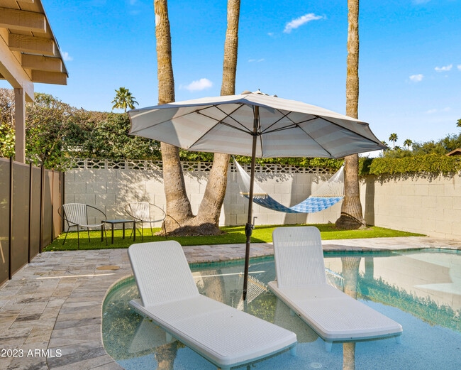 Building Photo - 7526 N Vía De La Campana