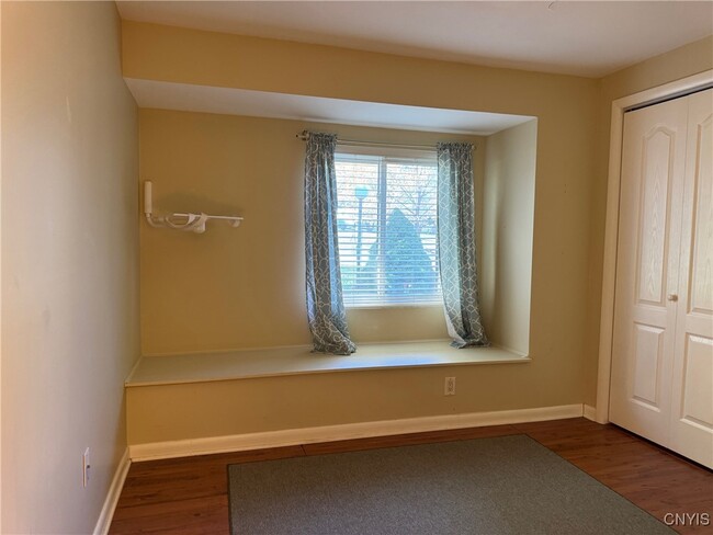 Building Photo - 812 Fairway Cir