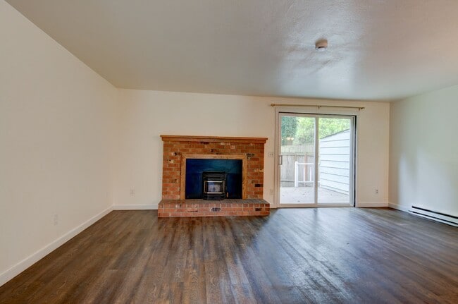 Building Photo - 3 Bedroom/2.5 bathroom townhouse centrally located Oak Harbor