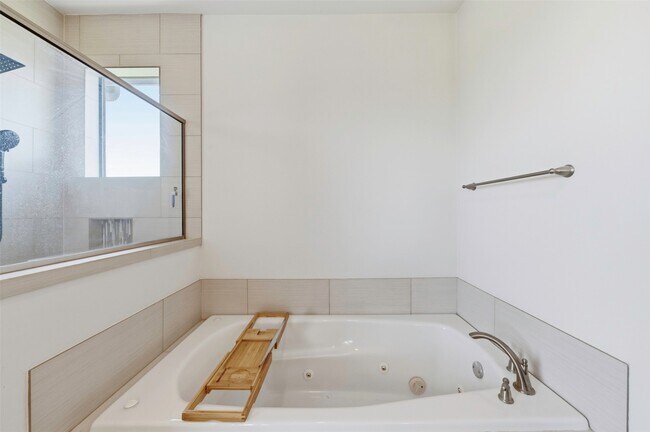 Building Photo - 214 W 28th St
