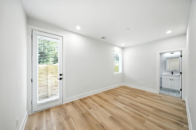 Building Photo - 2304 Hoskins Dr
