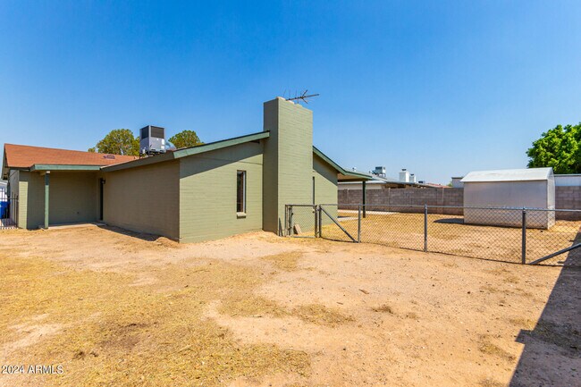 Building Photo - 3827 W Meadow Dr