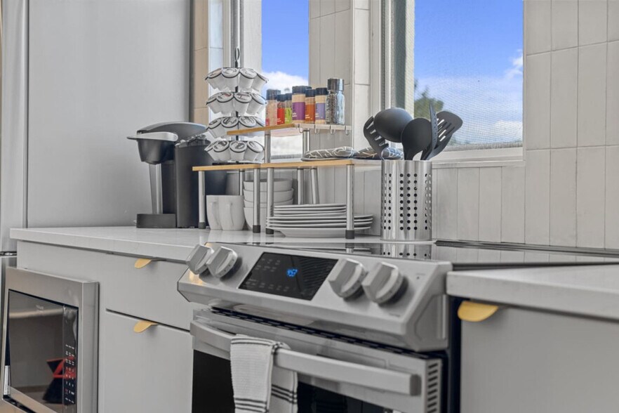 Building Photo - 909 E Camelback Rd