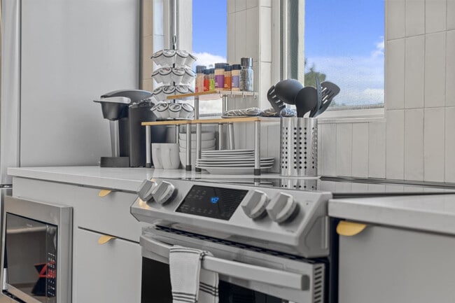 Building Photo - 909 E Camelback Rd