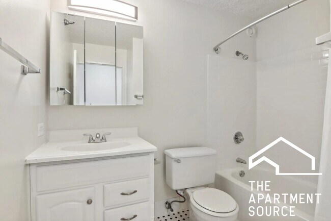 Building Photo - 1000 N La Salle Dr