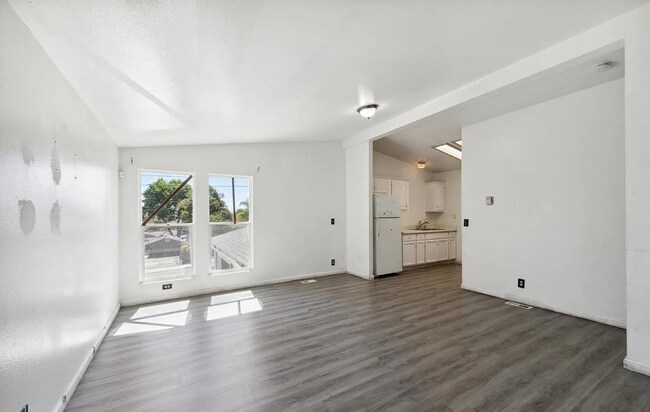 Building Photo - Charming Laurel District Apartment with Mo...