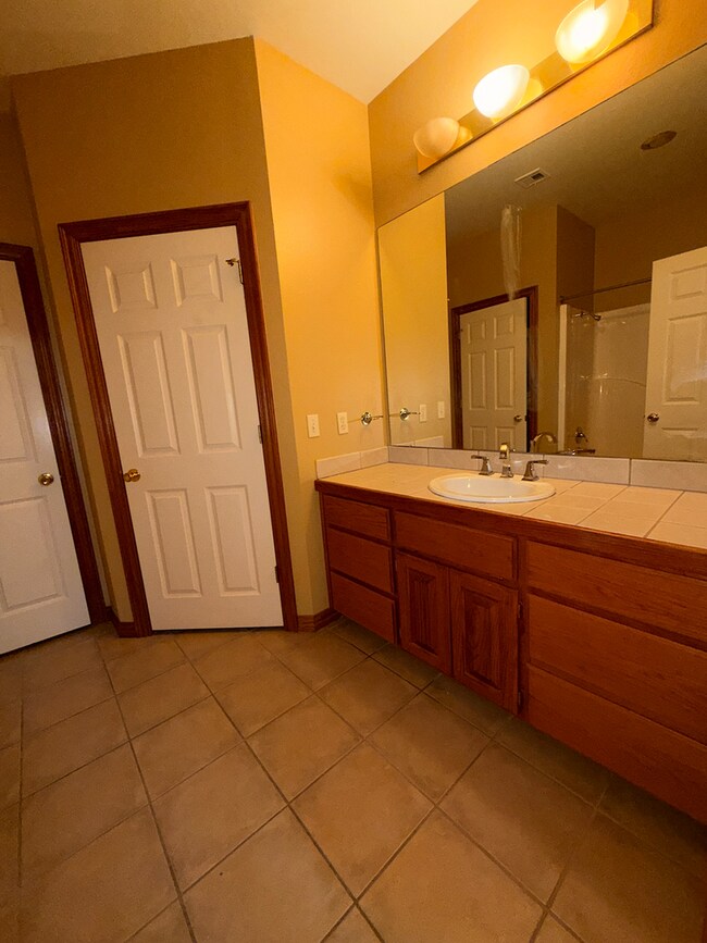 Building Photo - Spacious 3BR/3BA Home in Cave Springs with Pool