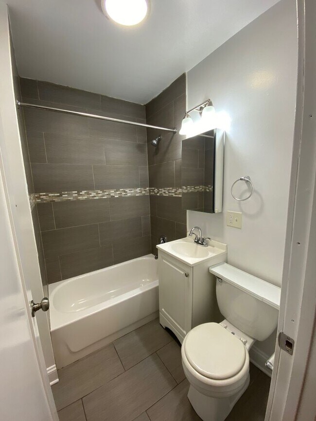 Building Photo - Rogers Park 1BR Garden unit - Near Red Line & Lake