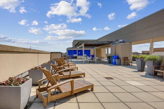 Building Photo - Incredible 1BR/1BA Condo Blocks from the Metro Vibrant Mount Vernon Triangle!