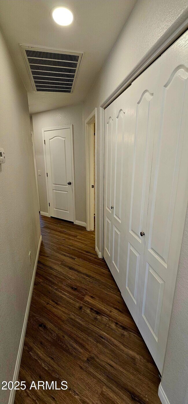 Building Photo - 841 E Lovegrass Dr