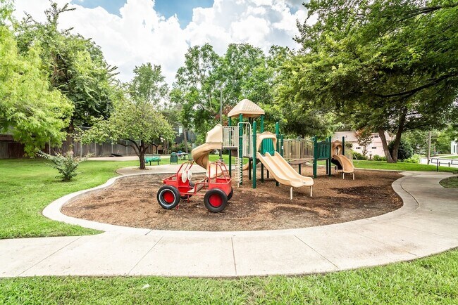 Building Photo - 1901 N Fitzhugh Ave