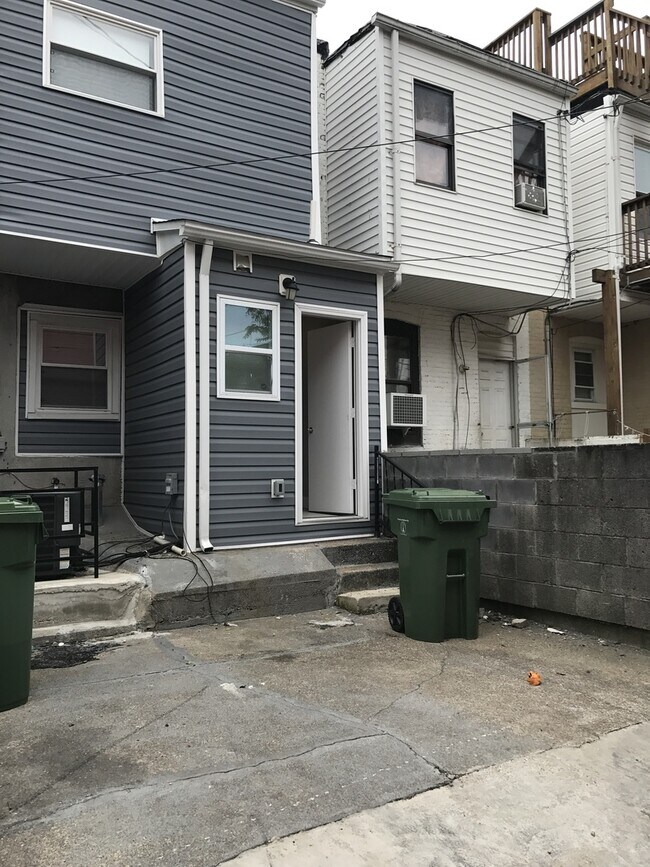 Building Photo - Charming 2 Bedroom/2.5 Bathroom Townhome in Highlandtown, MD!