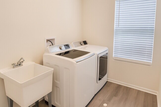 Building Photo - 842 Finley Dr