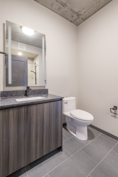 Building Photo - 932 W Washington Blvd