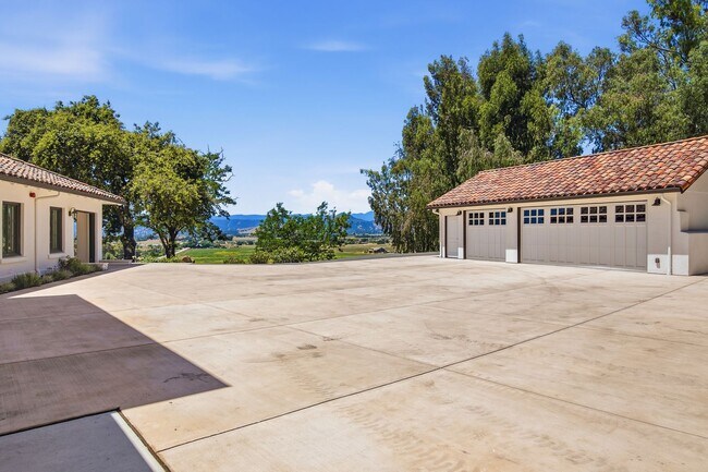 Building Photo - Luxury Foothills Estate | 4 Bed + Loft | 4.5 Bath | 6,200 Sq Ft | $8,500/month