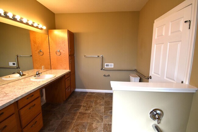 Building Photo - Gorgeous ground level accessible home.